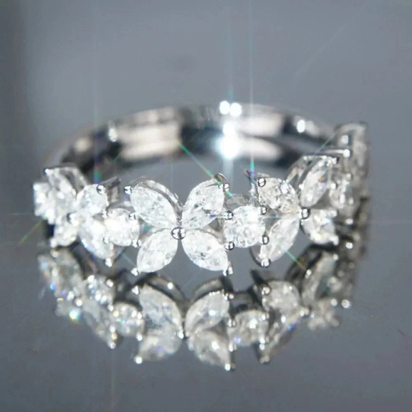 💍Beautiful Dainty Flower Crystal Clear Silver Plated Ring for UNVN12218 - Picture 1 of 6